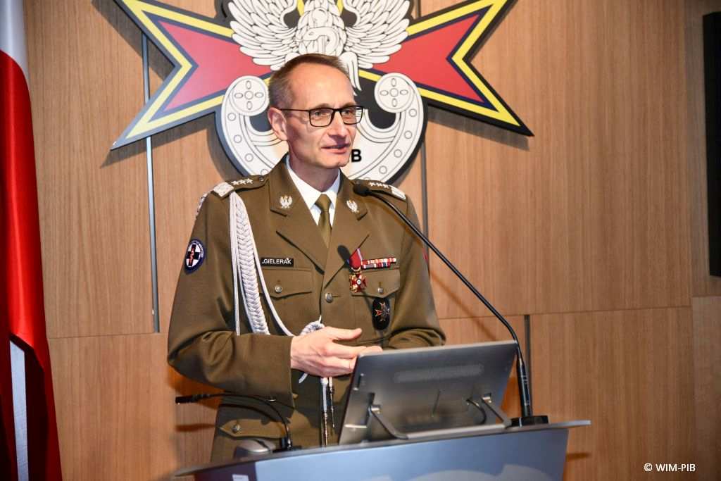 Dyrektor WIM przy mównicy.