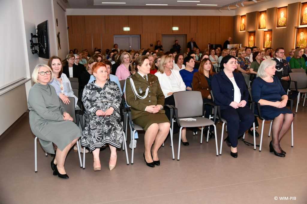 Pielęgniarki na auli podczas uroczystości.