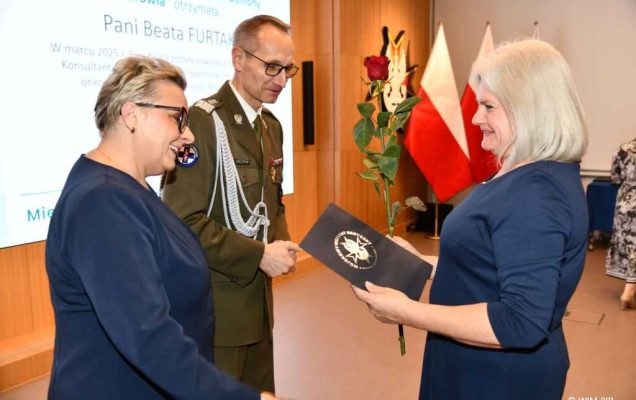 Dyrektor WIM Grzegorz Gielerak i Lidia Wojda wręczaję dyplom Beacie Furtak.