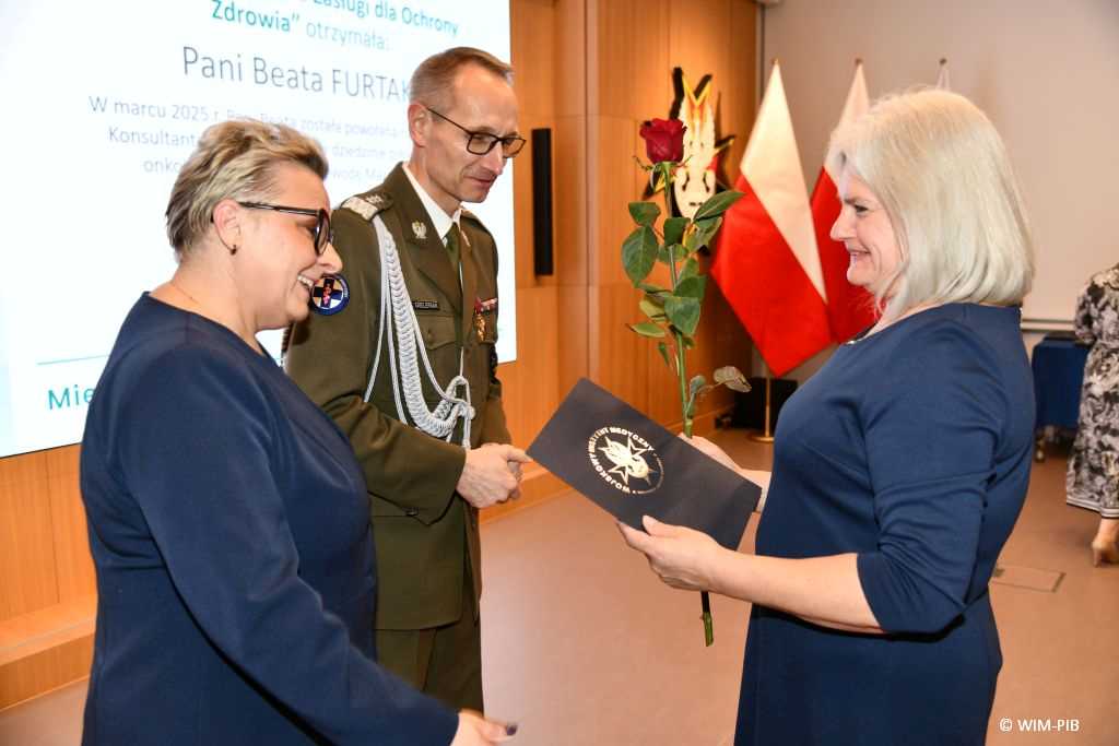 Dyrektor WIM Grzegorz Gielerak i Lidia Wojda wręczaję dyplom Beacie Furtak.