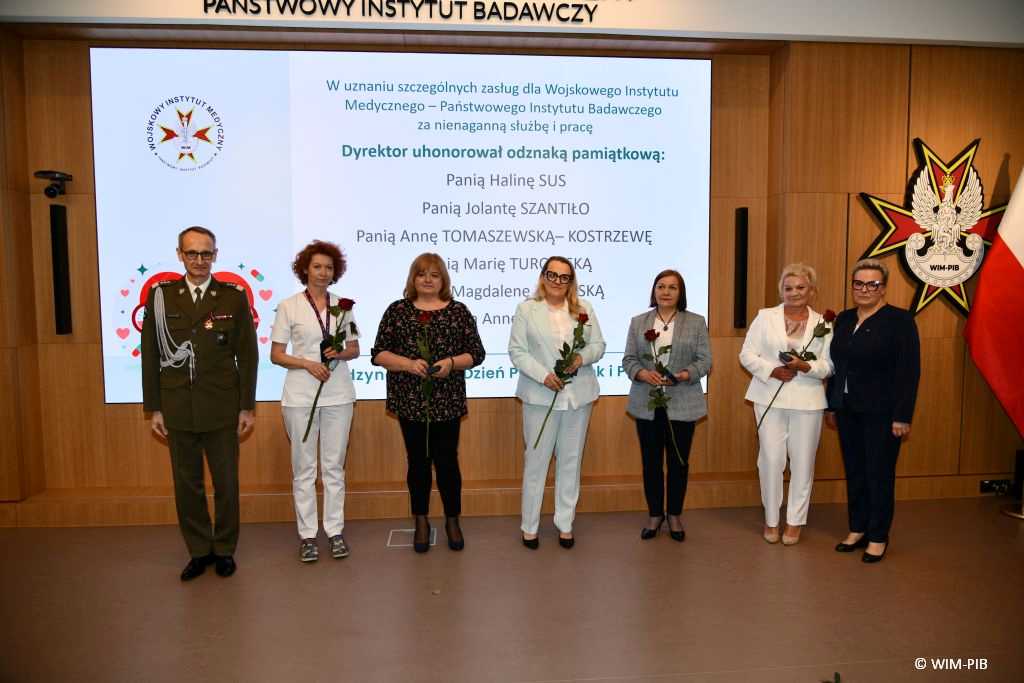 Grzegorz Gielerak, Lidia Wojda, pielęgniarki. Zdjęcie grupowe.