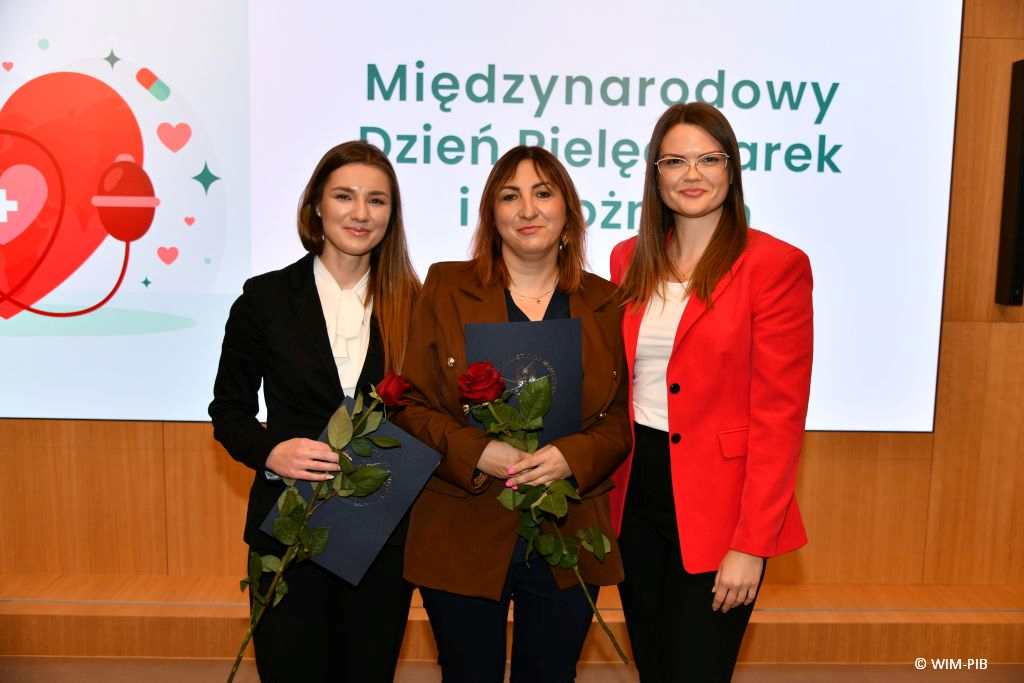 Pielęgniarki pozują do wspólnego zdjęcia.