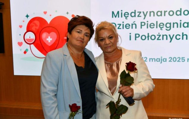 Pielęgniarki pozują do wspólnego zdjęcia.