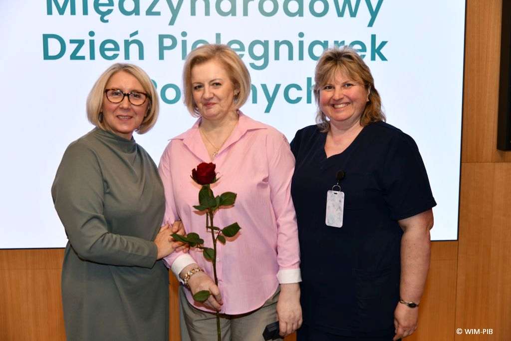 Pielęgniarki pozują do wspólnego zdjęcia.