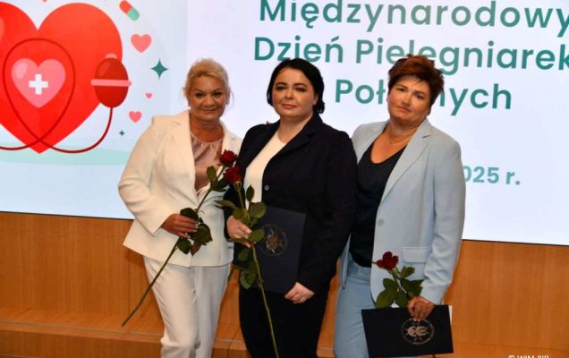 Pielęgniarki pozują do wspólnego zdjęcia.
