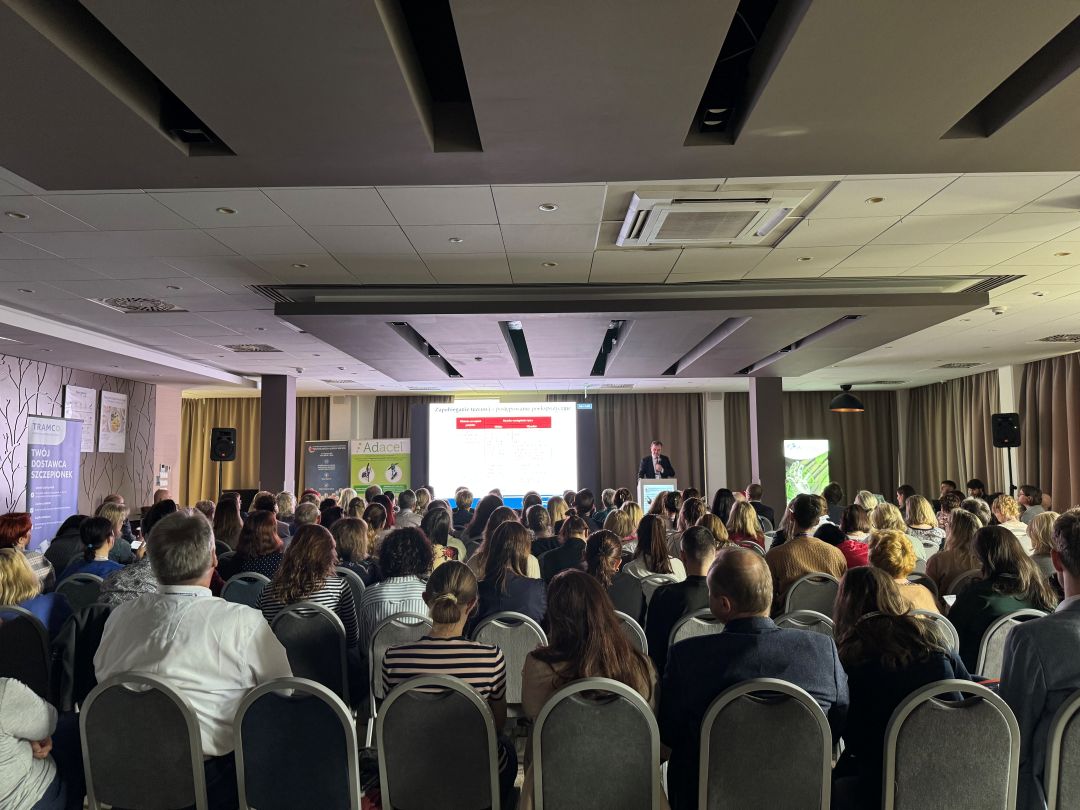 Słuchacze siedzący na sali podczas wykładu na konferencji. Widok z końca sali.