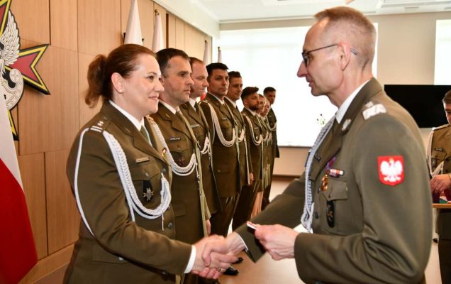 Grzegorz Gielerak wręcza odznaczenie Annie Kaczorowskiej.