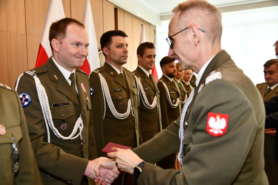 Grzegorz Gielerak wręcza odznaczenie Miłoszowi Chwiałkowskiemu.
