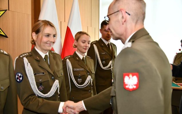 Grzegorz Gielerak wręcza odznaczenie Paulinie Tatara.