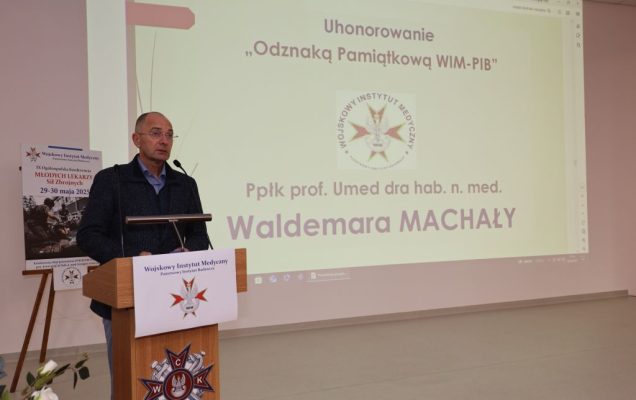 Prof. Waldemar Machała przy mównicy.