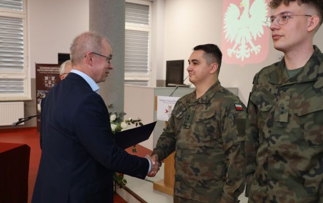 Wręczanie wyróżnień lekarzom wojskowym.