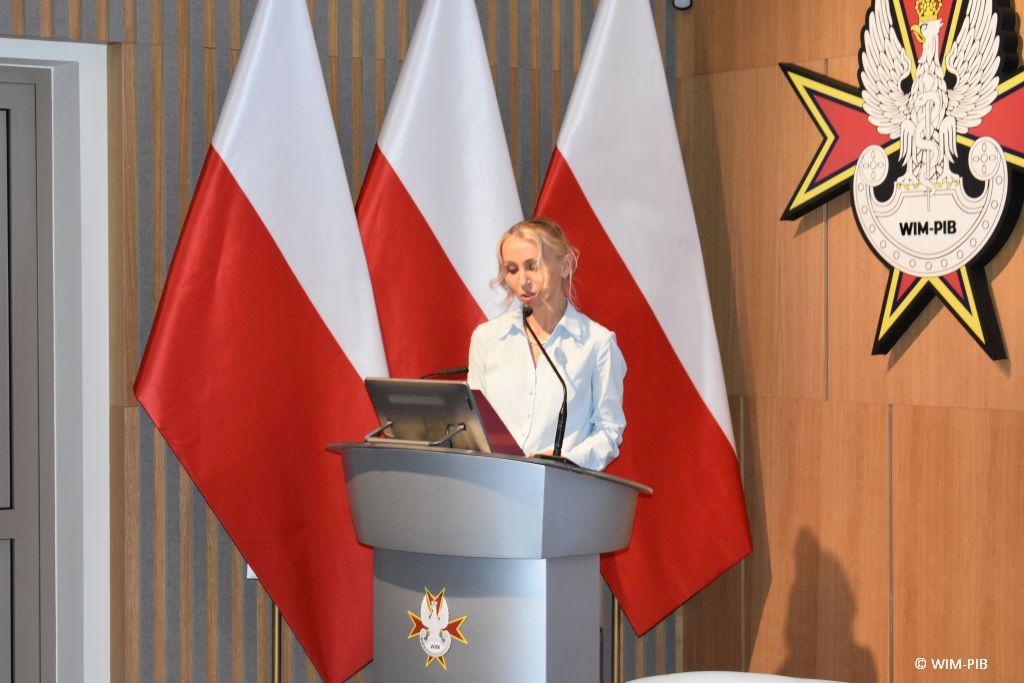 Małgorzata Złotkowska prowadzi konferencję robotyczną w Wojskowym Instytucie Medycznym