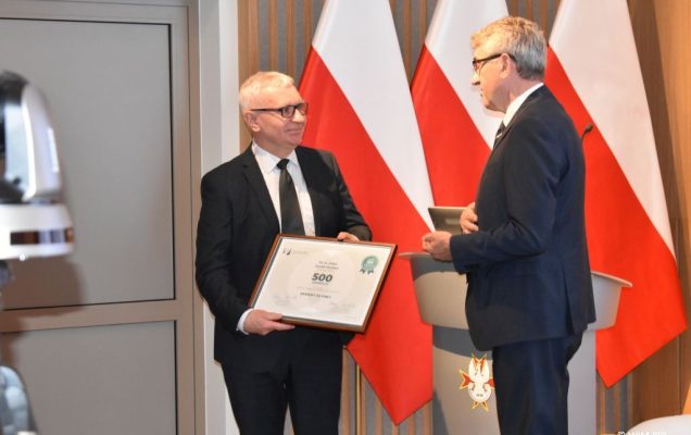 Artur Ostrowski wręcza dyplom Jackowi Dońcowi.