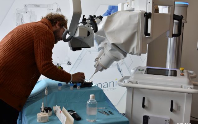 Młody mężczyzna testuje na stanowisku prezentacyjnym aparatu medyczną.