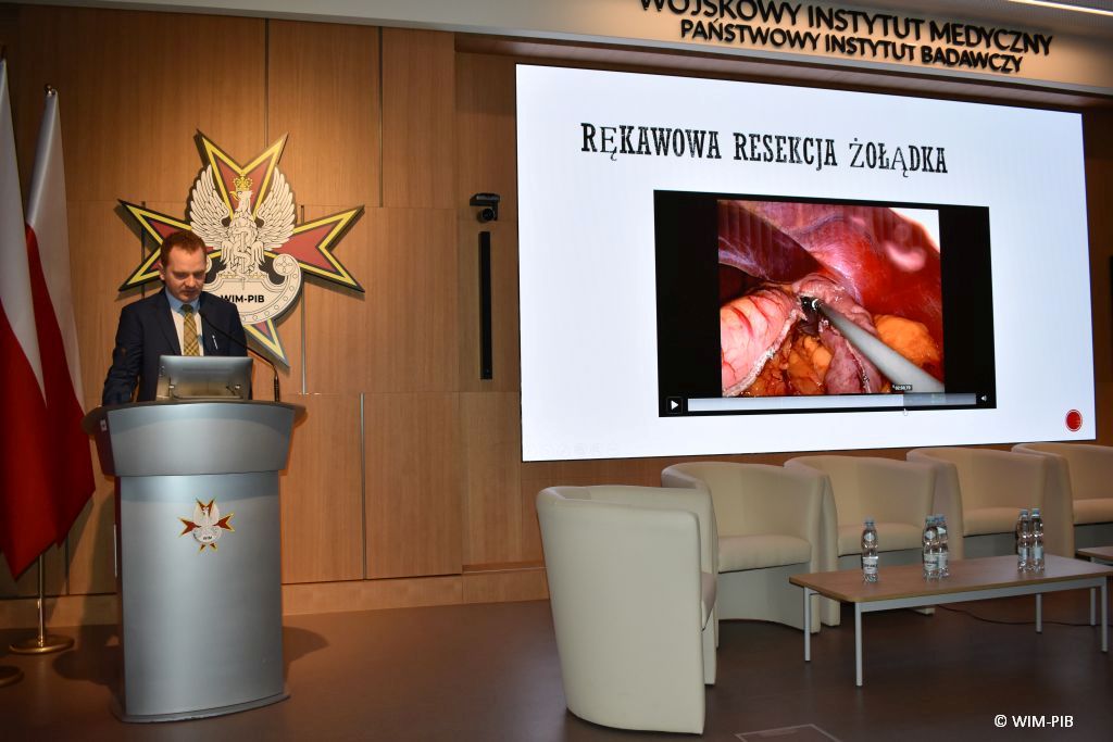Dr. n. med. Marcin Zawadzki - WIM-PIB przy mównicy.