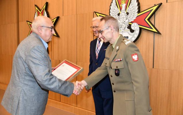 Wojciech Marczyński i Grzegorz Gielerak wręczają dyplom członkowi Rady.