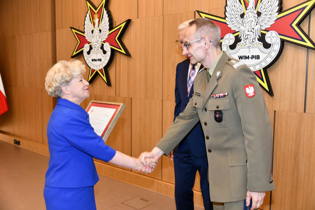 Wojciech Marczyński i Grzegorz Gielerak wręczają dyplom członkini Rady.