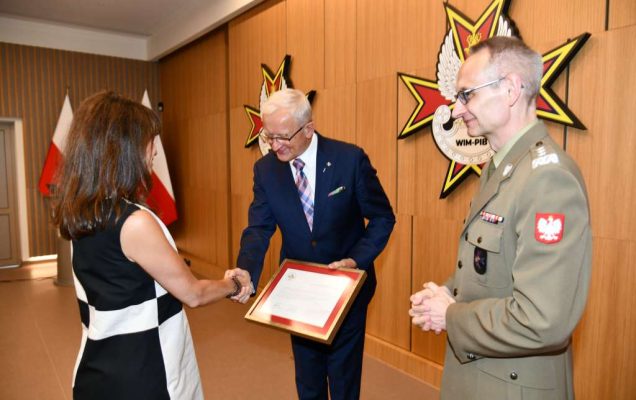 Wojciech Marczyński i Grzegorz Gielerak wręczają dyplom członkini Rady.