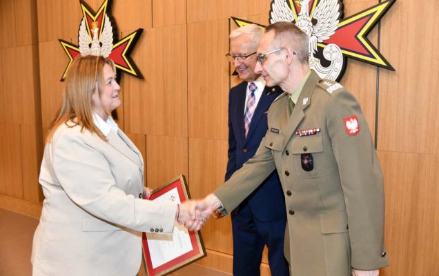 Wojciech Marczyński i Grzegorz Gielerak wręczają dyplom członkini Rady.