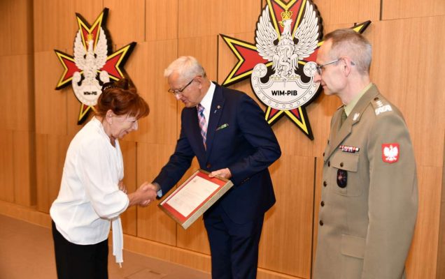 Wojciech Marczyński i Grzegorz Gielerak wręczają dyplom członkini Rady.