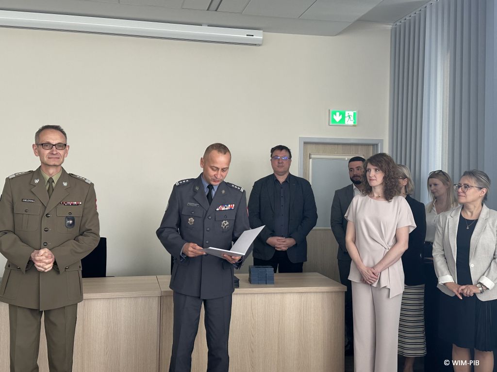 Zakończenie IX edycji studiów podyplomowych w WIM-PIB, Dyrektor i pracownicy WIM-PIB.