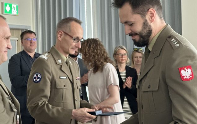 Dyrektor WIM-PIB Grzegorz Gielerak wręcza dyplom studentowi.