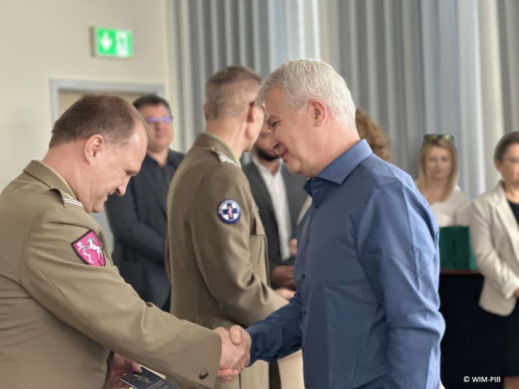 Dyrektor WIM-PIB Grzegorz Gielerak wręcza dyplom studentowi.