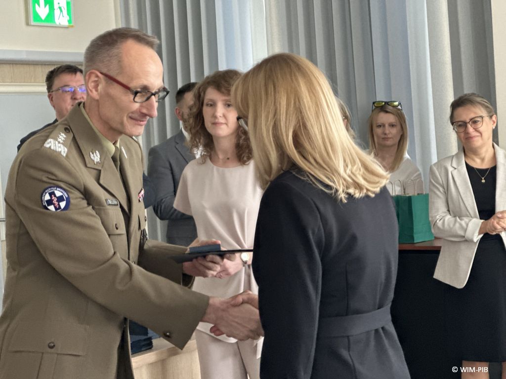 Dyrektor WIM-PIB Grzegorz Gielerak wręcza dyplom studentce.