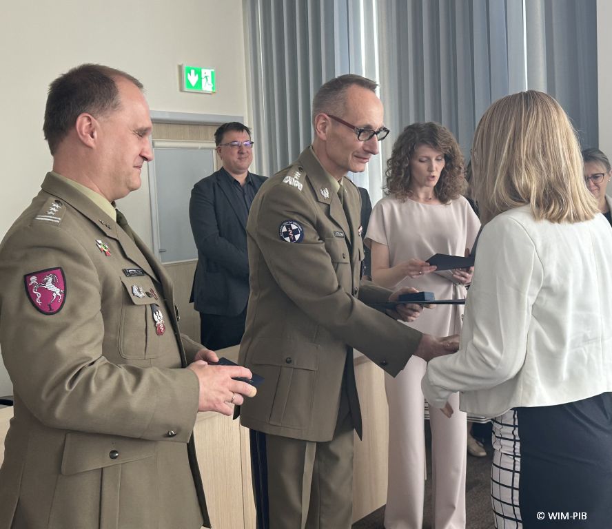 Dyrektor WIM-PIB z pracownikami podczas wręczania dyplomów.