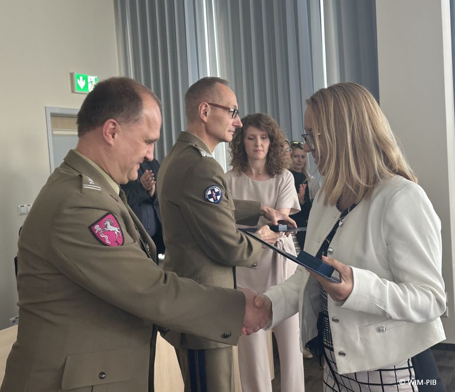Dyrektor WIM-PIB z pracownikami podczas wręczania dyplomów.