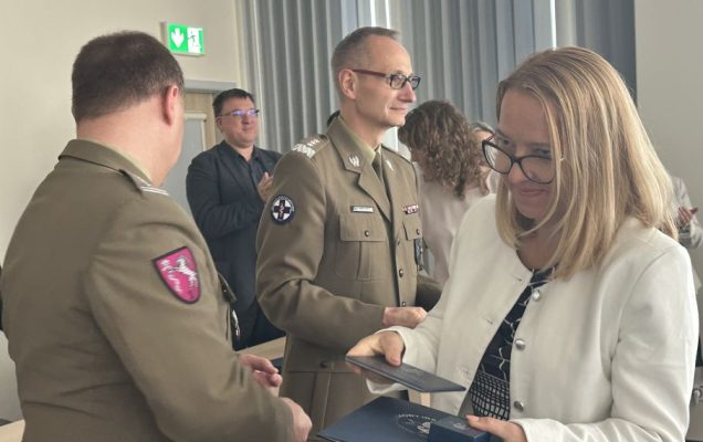 Dyrektor WIM-PIB z pracownikami podczas wręczania dyplomów.