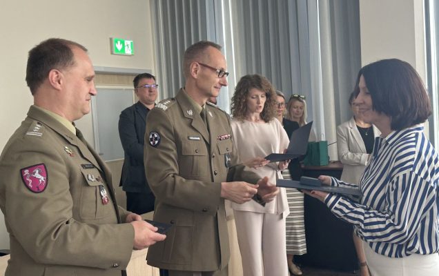 Dyrektor WIM-PIB z pracownikami podczas wręczania dyplomów.