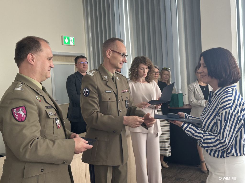 Dyrektor WIM-PIB z pracownikami podczas wręczania dyplomów.