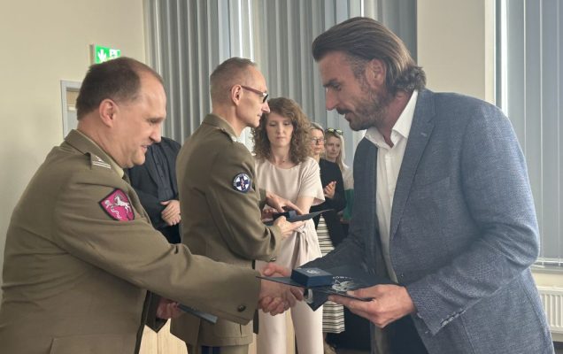 Dyrektor WIM-PIB z pracownikami podczas wręczania dyplomów.