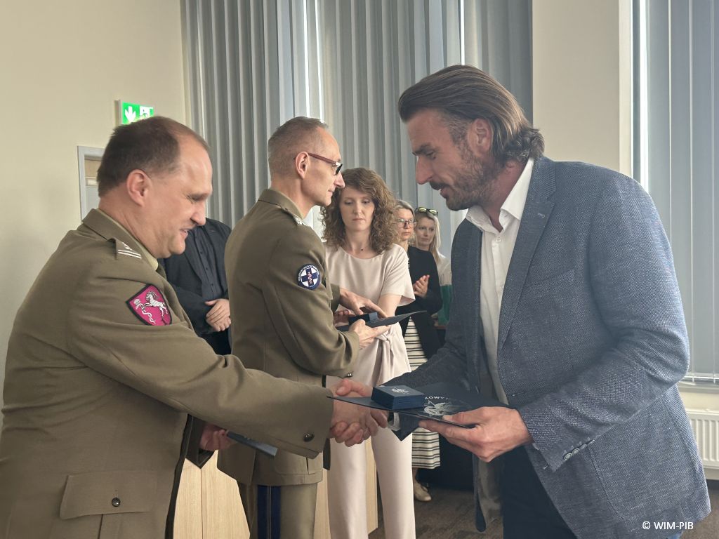 Dyrektor WIM-PIB z pracownikami podczas wręczania dyplomów.