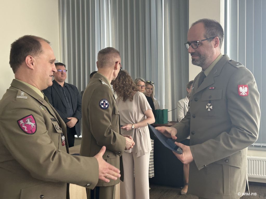 Dyrektor WIM-PIB z pracownikami podczas wręczania dyplomów.
