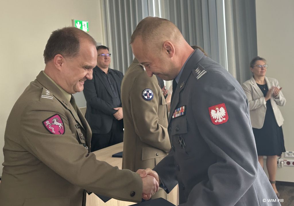 Dyrektor WIM-PIB z pracownikami podczas wręczania dyplomów.