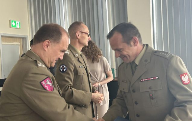 Dyrektor WIM-PIB z pracownikami podczas wręczania dyplomów.