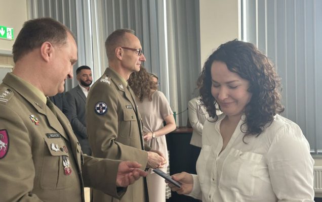 Dyrektor WIM-PIB z pracownikami podczas wręczania dyplomów.