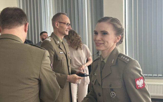 Dyrektor WIM-PIB z pracownikami podczas wręczania dyplomów.