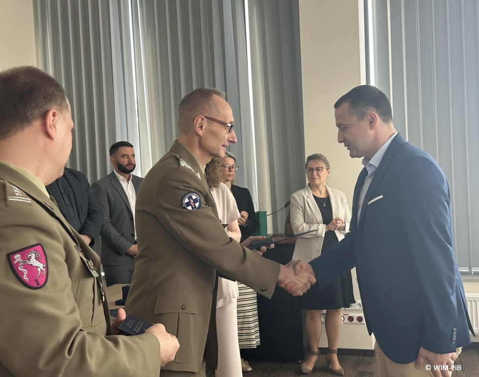Dyrektor WIM-PIB z pracownikami podczas wręczania dyplomów.