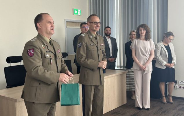 Uroczystość zakończenia studiów podyplomowych, dyrektor WIM-PIB z pracownikami na sali.