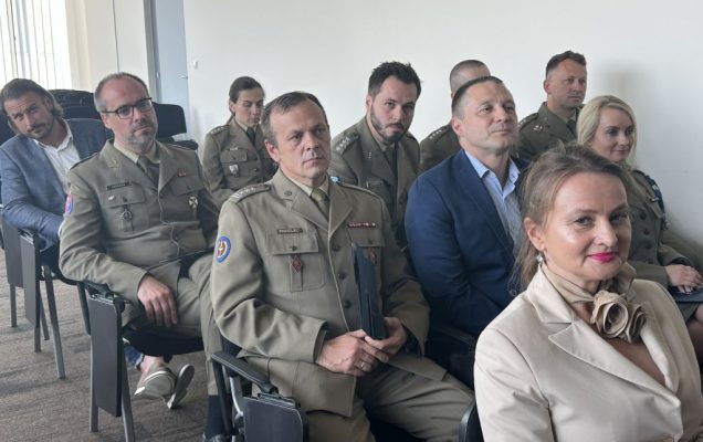 Studenci siedzący na sali.
