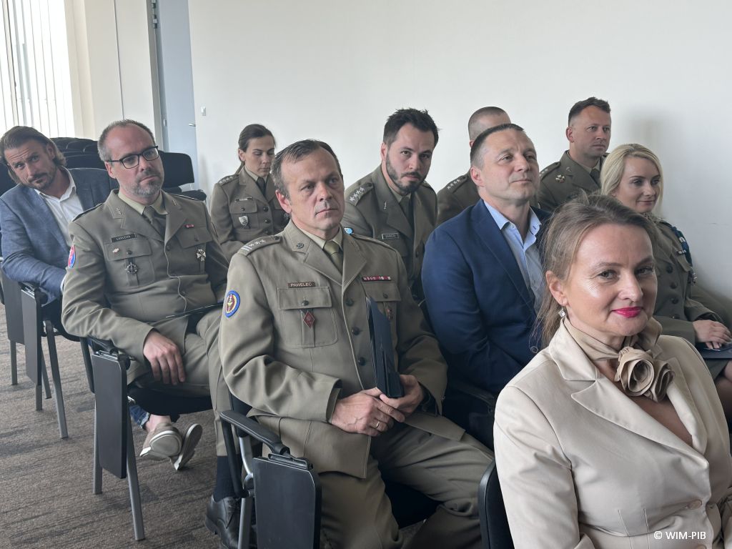 Studenci siedzący na sali.