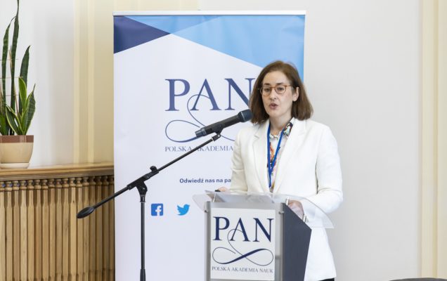 dr Anna Plater-Zyberk przy mównicy.