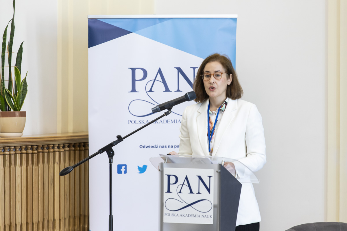 dr Anna Plater-Zyberk przy mównicy.