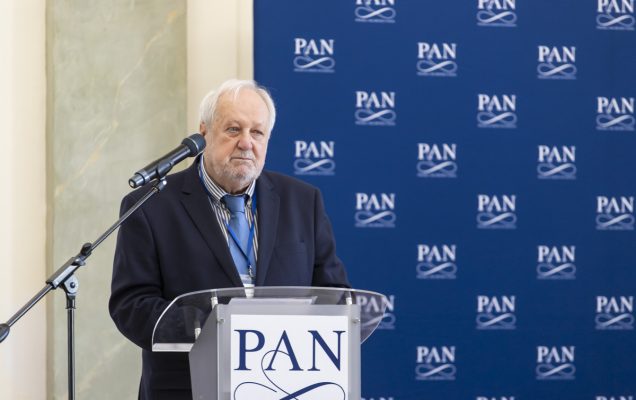 prof. Jerzy Duszyński przy mównicy.