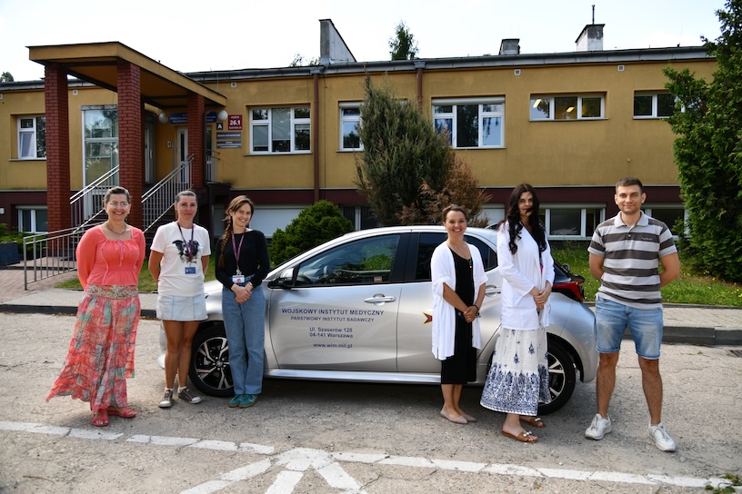 Pracownicy Kliniki Psychiatrii przy nowym samochodzie do wizyt domowych.