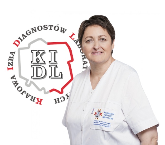 Agnieszka Kossek w stroju lekarskim za w tle logo KIDL.