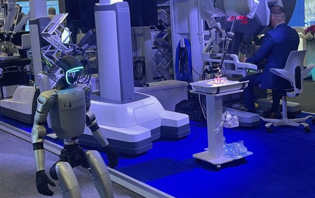 Humanoidalny robot na wystawie robotycznej.